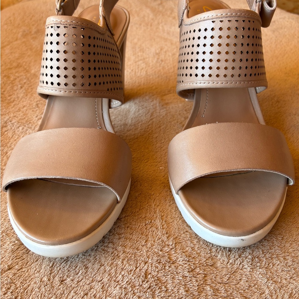 NWOT CLARKS Artisan Pastina Malory Open Toe Leather Sandals in Sand Size 8.5 - Picture 2 of 7